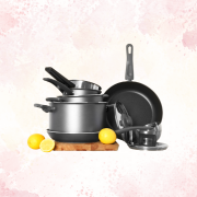 Juego de cuchillos de acero inoxidable con base de madera Olla a presión de 6 litros con mango ergonómico Batidora de mano eléctrica con accesorios de acero inoxidable Tabla de cortar de bambú con ranura para jugos Set de sartenes antiadherentes de aluminio color negro Tetera de acero inoxidable con silbato para cocina a gas Cafetera italiana de aluminio para 6 tazas Molde para hornear pasteles de silicona antiadherente Rallador de queso de acero inoxidable con mango antideslizante Dispensador de jabón líquido para cocina de acero cepillado Cuchara medidora de acero inoxidable para repostería Batidora de vaso de vidrio con motor de alta potencia Juego de recipientes herméticos de vidrio con tapa de bambú Cucharón de silicona resistente al calor color rojo Molino manual de café con muelas de cerámica ajustables